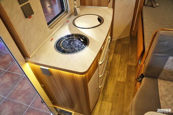 車高不到2.5米還有一個升降床，卓美亞小額頭房車適合一家三口