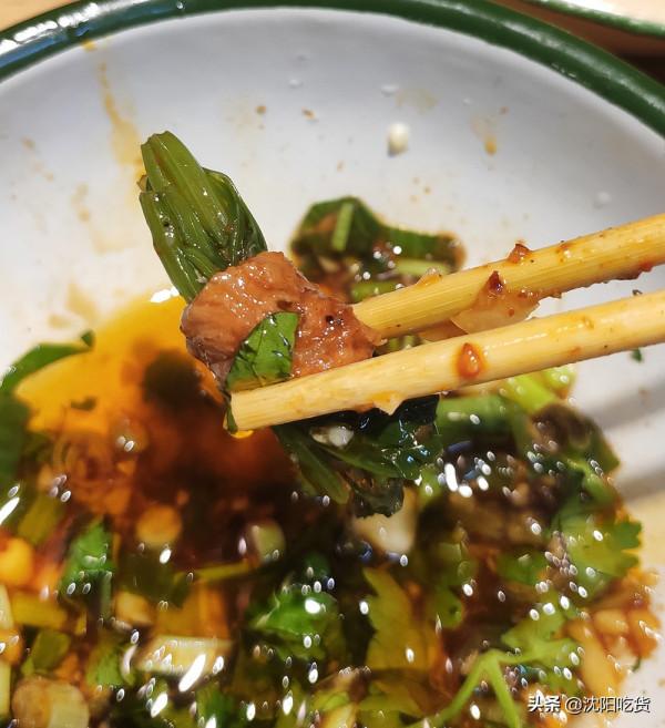 在一個特別不起眼的小衚衕裡,有一家有點像大排檔的6毛涮串 在一個特別不起眼的小衚衕裡,有一家有點像大排檔的6毛涮串