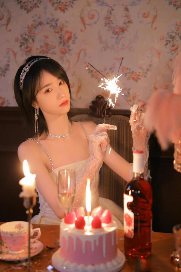 SNH48-蔣芸嗮慶生照，膚色均勻，氣質清新淡雅