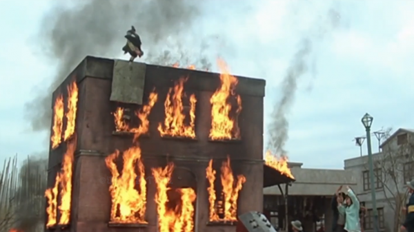 動作演員有多敢玩兒命？元彪3樓上演空中側翻，元華任由老鼠攀爬