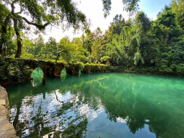 到了荔波，我才知道原來綠寶石真的就是水的顏色