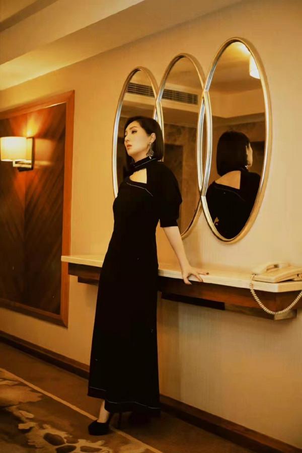 年近50的“春嬌”還那麼嬌,楊千嬅黑裙華麗大片,看著風情滿滿 年近50的“春嬌”還那麼嬌,楊千嬅黑裙華麗大片,看著風情滿滿