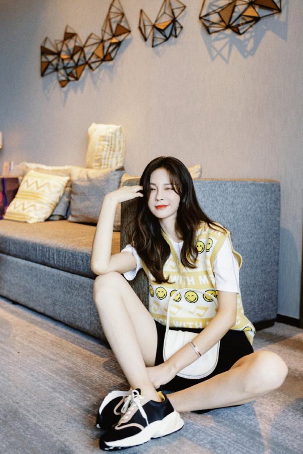 今年馬甲背心爆火，沈夢辰5套造型+5位明星“撞衫”搭配正確示範