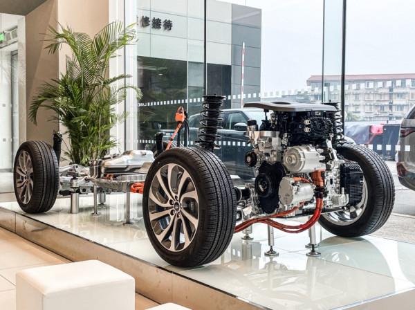 混動四驅還是越野“扛把子”，試路虎攬勝極光L，空間不再是短板