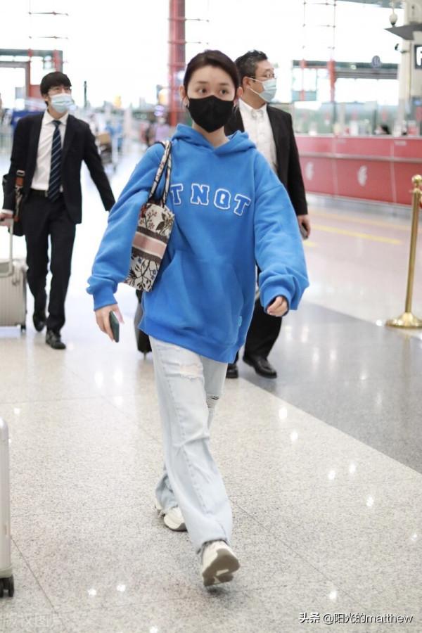 蔣依依身挎大包低調現身，身著藍色衛衣+牛仔長褲休閒隨性
