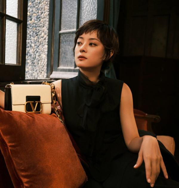 孫儷的時尚越來越難懂，穿經典小黑裙還不夠，又搭上了羽毛針織衫