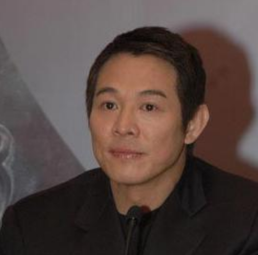 李連杰大火後，請大哥做助理年薪120萬，為啥二哥還在農村種地？