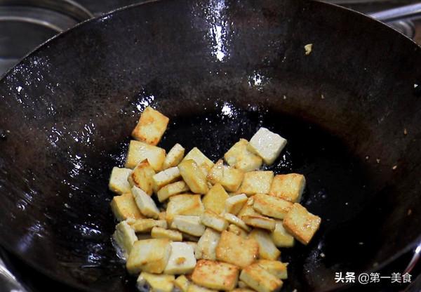 一塊五花肉,一塊豆腐,廚師長分享秘製做法,金黃香酥又不膩 一塊五花肉,一塊豆腐,廚師長分享秘製做法,金黃香酥又不膩