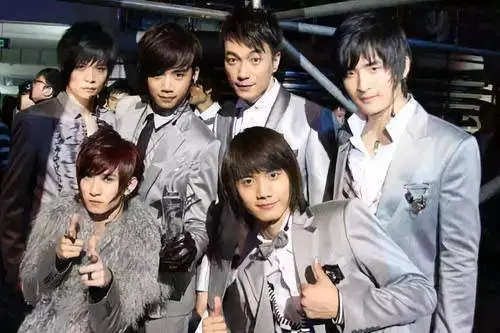 那個離開《天天向上》,磕頭跪謝汪涵的小五金恩聖,如今去哪了? 那個離開《天天向上》,磕頭跪謝汪涵的小五金恩聖,如今去哪了?