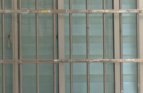 母親去世留下6萬喪葬費,為了錢五兄妹撕破臉皮,在街上大打出手 母親去世留下6萬喪葬費,為了錢五兄妹撕破臉皮,在街上大打出手