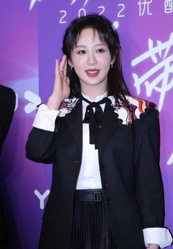 楊紫的臉蛋真挺飽滿的，但臉上泛油光，娃娃領造型看著很有文藝感