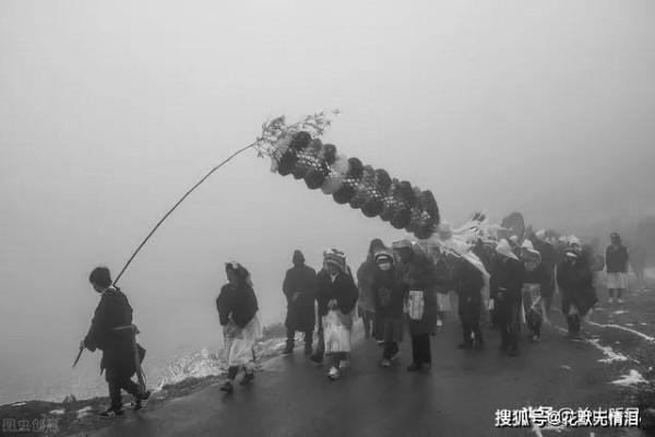 老人去世後,為什麼兒子要扛幡?有哪些講究? 老人去世後,為什麼兒子要扛幡?有哪些講究?