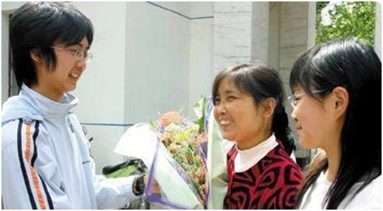 16年前背母上學的男孩，29歲時從男孩變成女孩，後來怎麼樣了