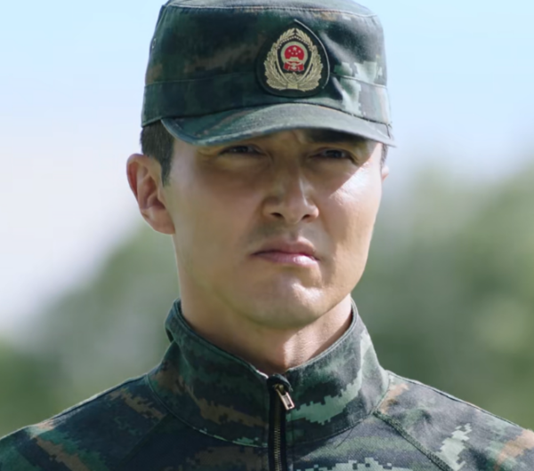 又一部軍旅劇開播，劇情還可以，但有點瑪麗蘇，演員妝容太過精緻