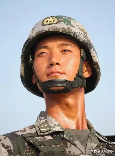 這才是中國軍人：緊握刺刀，目視前方，鋼鐵雄師，志在東方