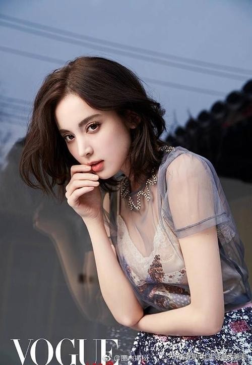 陳妍希一襲露肩長裙仙氣飄飄