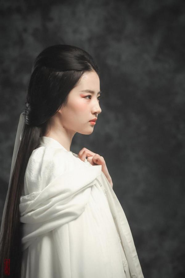 《銅雀臺》中的劉亦菲，翩若驚鴻，美得讓人驚豔