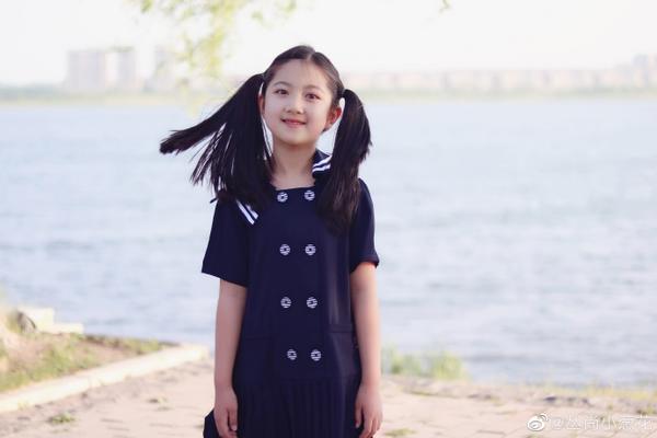 還記得《放開我北鼻》裡的小蔥花嗎？她現在長這樣