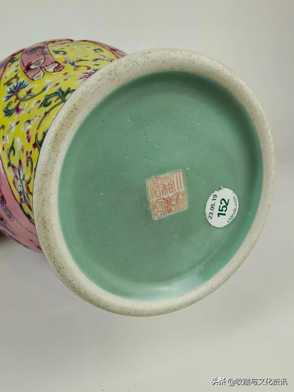 清嘉慶款黃地粉彩包袱瓶鑑賞