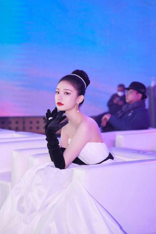 林允“赫本造型”出席活動，穿抹胸裙戴長手套，還真有幾分像