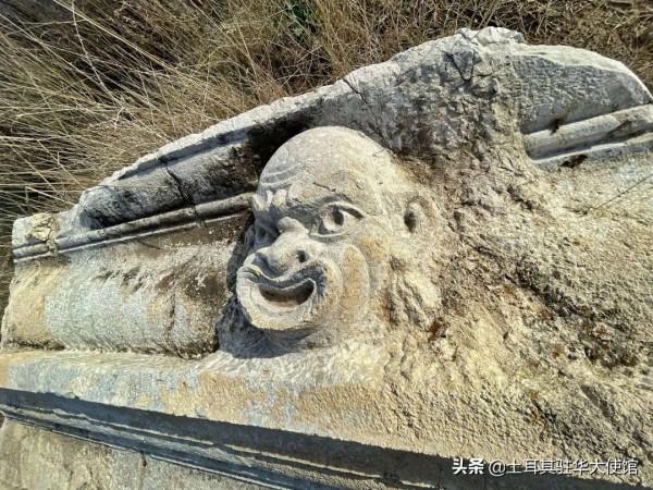 在土耳其古城卡斯塔巴拉發現了喜劇和悲劇面具