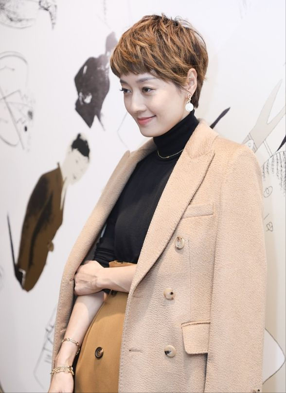 論氣質就服馬伊琍！大媽髮型配網紗包臀裙，居然美得這麼有韻味