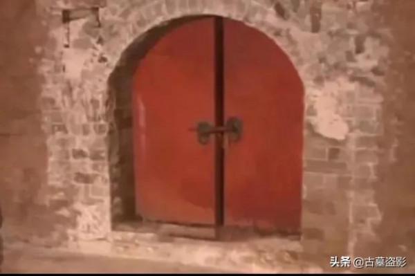 中國有一座古墓，日軍曾數次盜掘未遂，結果出土一價值10億的瓷器