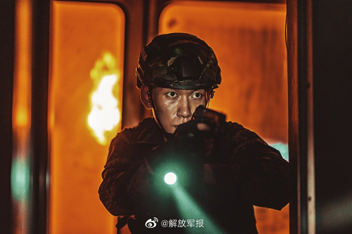 軍校學員畢業照，太太太太太酷了