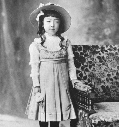 日本良子皇后“眯眯眼”基因太強，影響了重孫女，雅子再美也無用