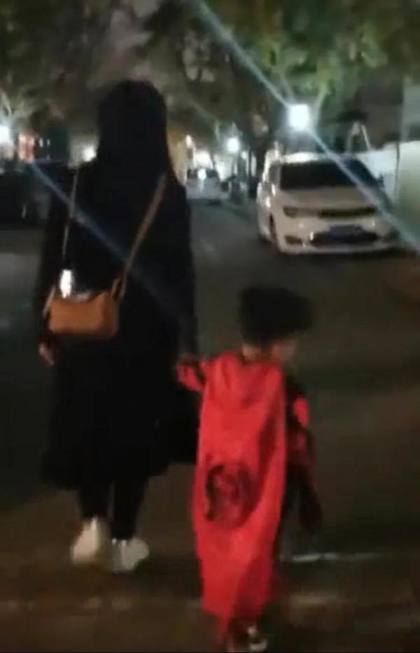 陳妍希母子萬聖節手牽手去討糖,4歲星星像爸爸,和小酒窩是朋友 陳妍希母子萬聖節手牽手去討糖,4歲星星像爸爸,和小酒窩是朋友