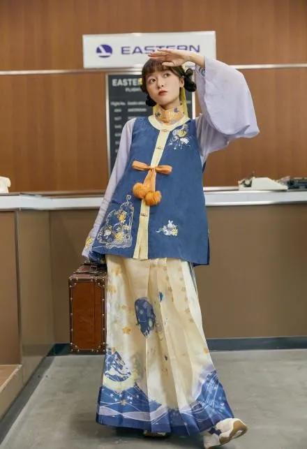 周星馳乾女兒真長大了，穿國風裙顯得好俏皮，沒了“假小子”氣質