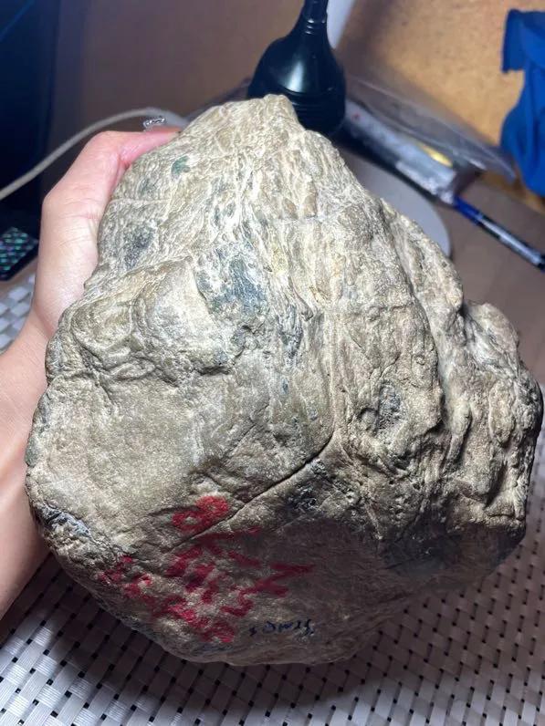 莫西沙高冰手鐲料，多處面積脫沙，壓燈熒光水頭足，冰感崗味強烈