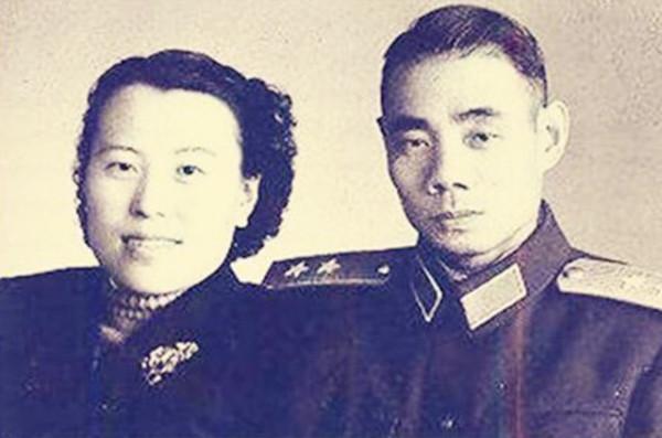 建國後,開國中將榮歸故里,見跛腿哥哥在門口迎接,頓感不妙 建國後,開國中將榮歸故里,見跛腿哥哥在門口迎接,頓感不妙