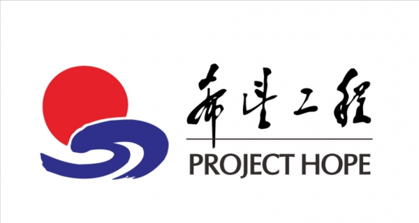 還記得她嗎，一張照片改變命運，時隔30年已從淋雨者變成撐傘人