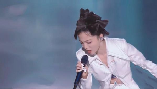 芒果年貨節：twins胖成姨，鞠婧禕半永久妝發，蔡徐坤霸氣開演