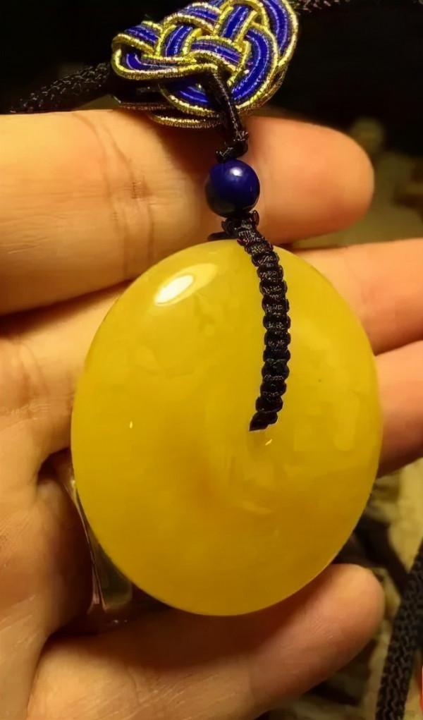 蜜蠟吊墜配鏈很重要嗎？什麼樣的蜜蠟吊墜適合您佩戴？|松崗琥珀