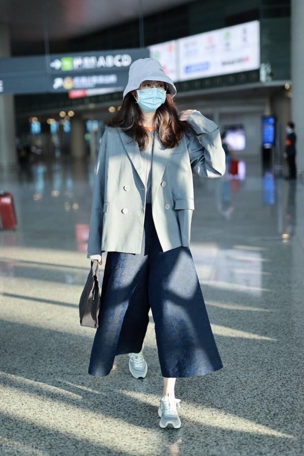 韓雪穿灰色西裝搭配闊腿褲,手提托特包寬鬆舒適 韓雪穿灰色西裝搭配闊腿褲,手提托特包寬鬆舒適