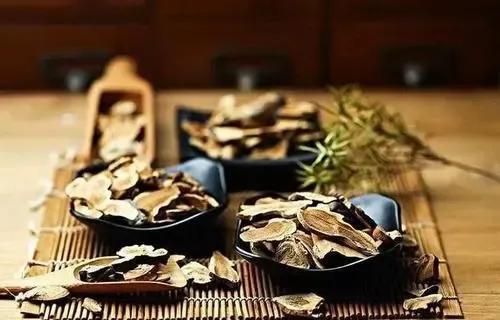 促進消化性潰瘍癒合，四味中藥，解毒排膿，散痰溼凝結，斂瘡生肌