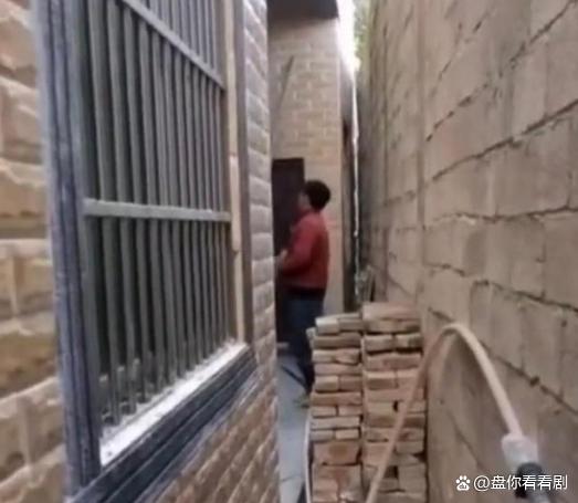 兩鄰居互不相讓，你建房不留過道，我就貼著你的門蓋院牆