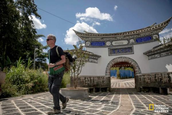 他從非洲走路到中國，15雙鞋報廢