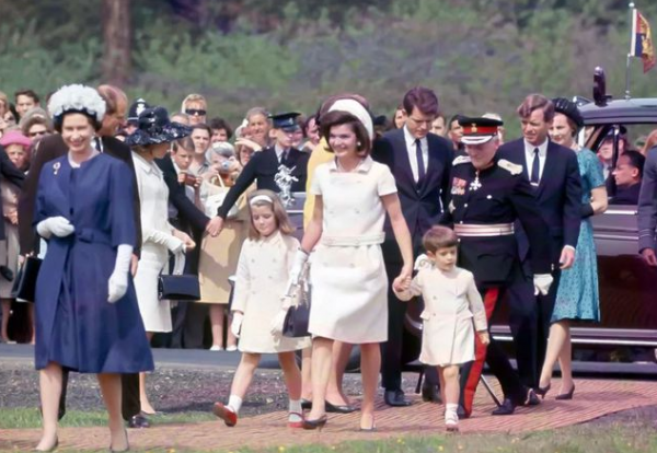 傑奎琳評價和她&OpenCurlyDoubleQuote;撞衫&rdquo;的英女王：一個如此平庸、乏味的中年婦女