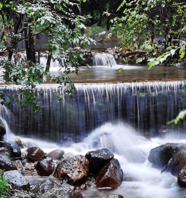 玉渡山邊忘憂湖畔 誤入詩畫仙境！以水為媒介訪青山遊綠水，在雲霧飄渺的清新山林間感悟自然之韻