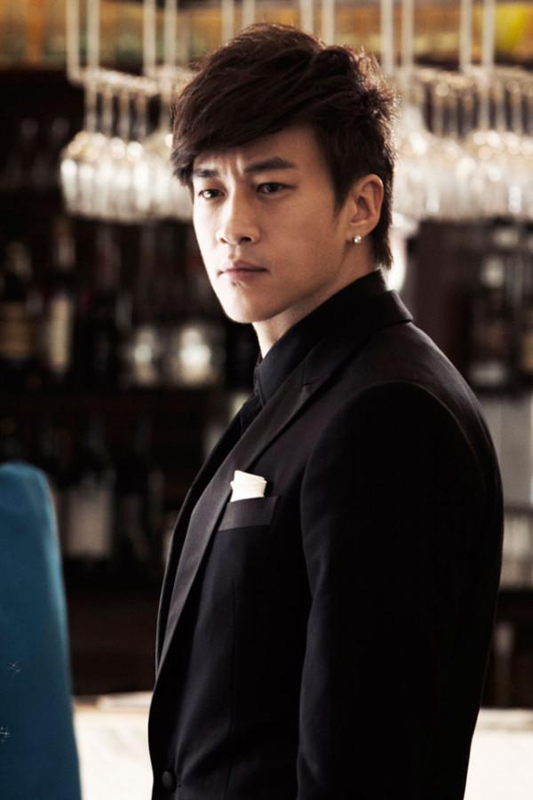 &quot;苦情霸總&quot;何潤東：留學被同學叫娘娘腔，被父親狼行教育導致自閉