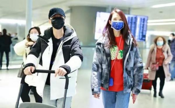 蔡少芬一家四口走機場,嬰兒床推車超奢華,兒子炸毛頭髮超可愛 蔡少芬一家四口走機場,嬰兒床推車超奢華,兒子炸毛頭髮超可愛