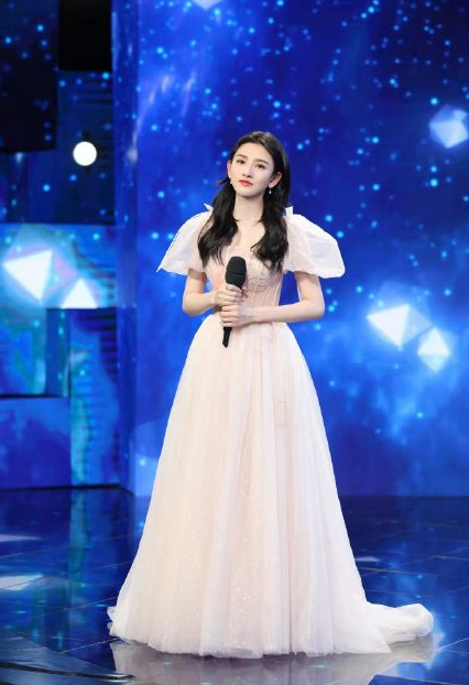 春晚女星戰袍大PK：李宇春時尚，趙麗穎最美，張小斐的大衣上熱搜