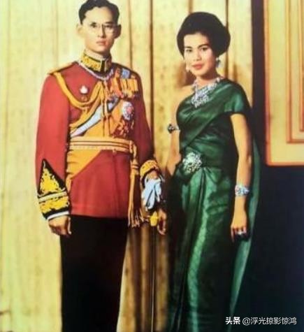 普密蓬下車動作慢了些，被侍衛關門磕碰到正臉，老泰王忍住怒火