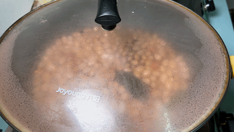 涼拌水煮花生米,簡單的美味,加上喜歡的黃瓜丁和胡蘿蔔丁,好吃 涼拌水煮花生米,簡單的美味,加上喜歡的黃瓜丁和胡蘿蔔丁,好吃