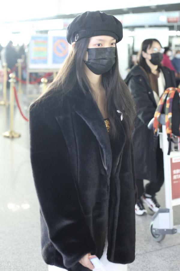 街拍：林允黑色毛絨大衣+白色直筒褲+貝雷帽極簡柔美