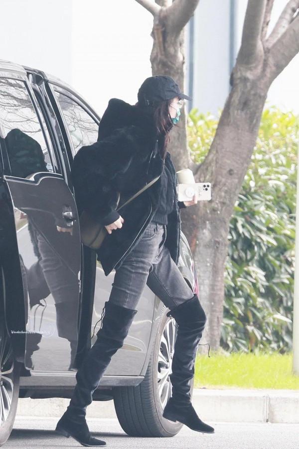 迪麗熱巴飯拍圖也超美，大長腿優勢好明顯，分分鐘走出紅毯的氣場