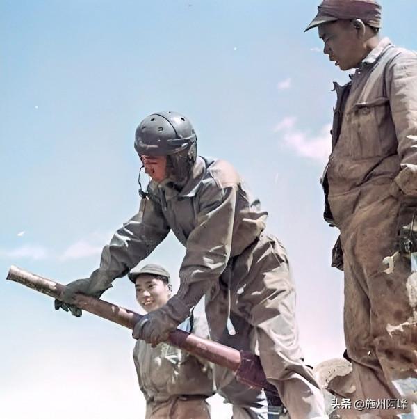 1949年國民黨淞滬警備隊士兵在上海構築防禦陣地的畫面 1949年國民黨淞滬警備隊士兵在上海構築防禦陣地的畫面